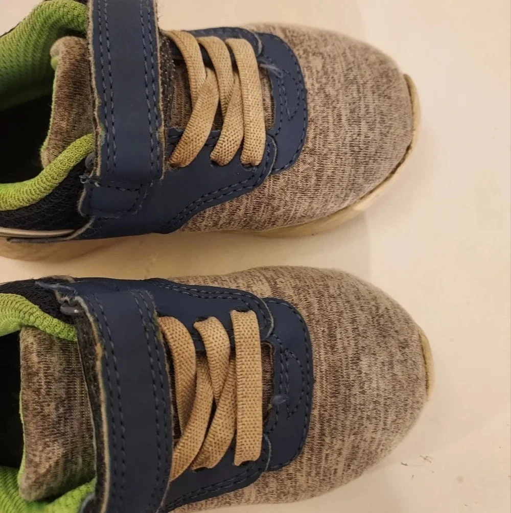 Carter's Dogan Running Shoes in Size 6